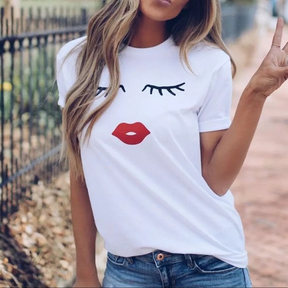 Tops - 👄 Eyelash and Lips T-Shirt 👄